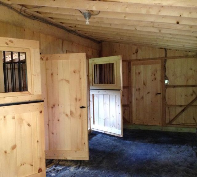 side_aisle_barn_2stalls10x10_4x10tack