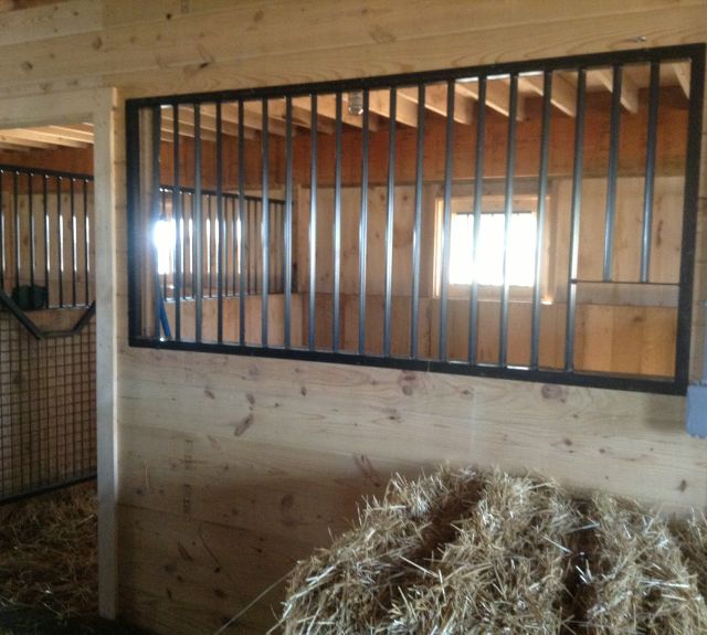 36x72_fullloft_centeraislebarn_cochranvillepa_grillstallfront_meshstalldoor