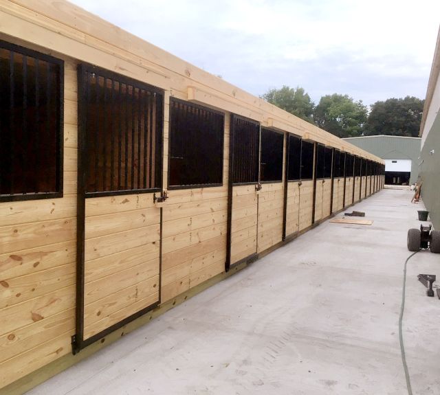 12x150_customrowbarn_stall fronts_sliding stall doors